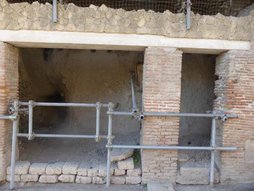 VII, 10, on left, and VII.11, on right, Herculaneum, September 2015. Two doorways on west side of Cardo III Superiore.